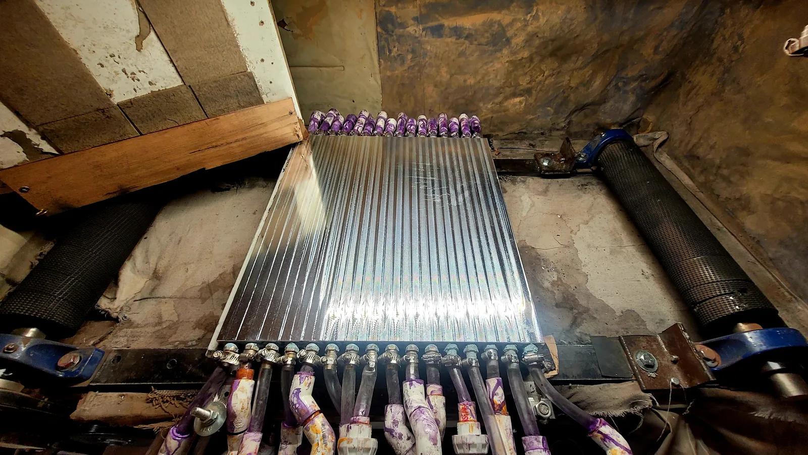 Aluminum cooling plate with 16 water passages installed between the two drum pulleys of the water-cooled sanding table, with the sanding belt removed